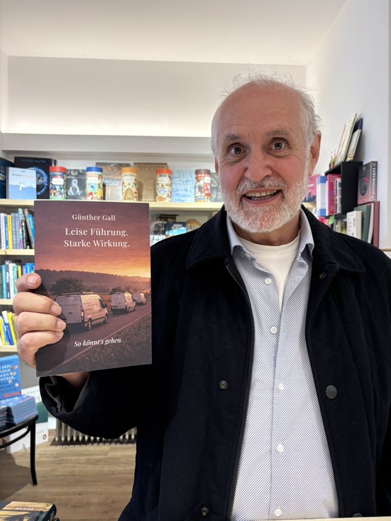 Günther Gall mit seinem Roman Leise Führung. Starke Wirkung. in der Buchhandlung Tintenwald in Zwettl